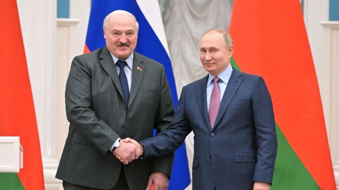 Лукашенко віддає військову техніку та боєприпаси Путіну, наступ з Білорусі відкладається, – військовий експерт 
